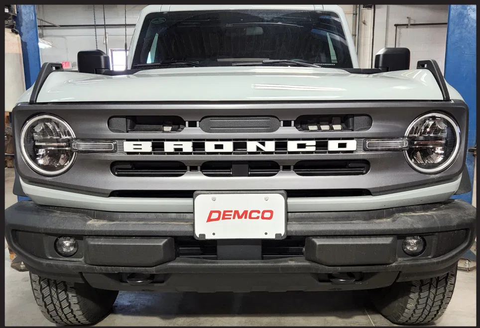 9519356 – DEMCO Vehicle Baseplate, Tabless Single Lug With Safety Cable Hooks
